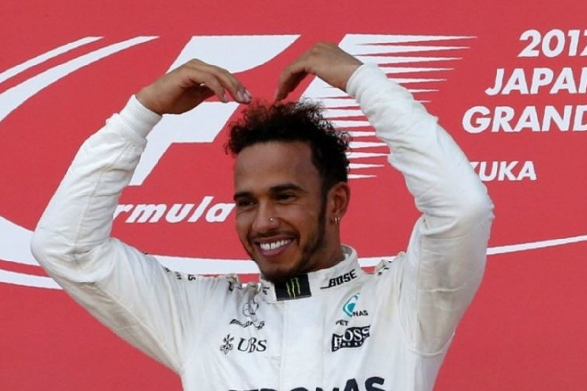 FOTO: Lewis Hamilton valt op door nieuw kapsel