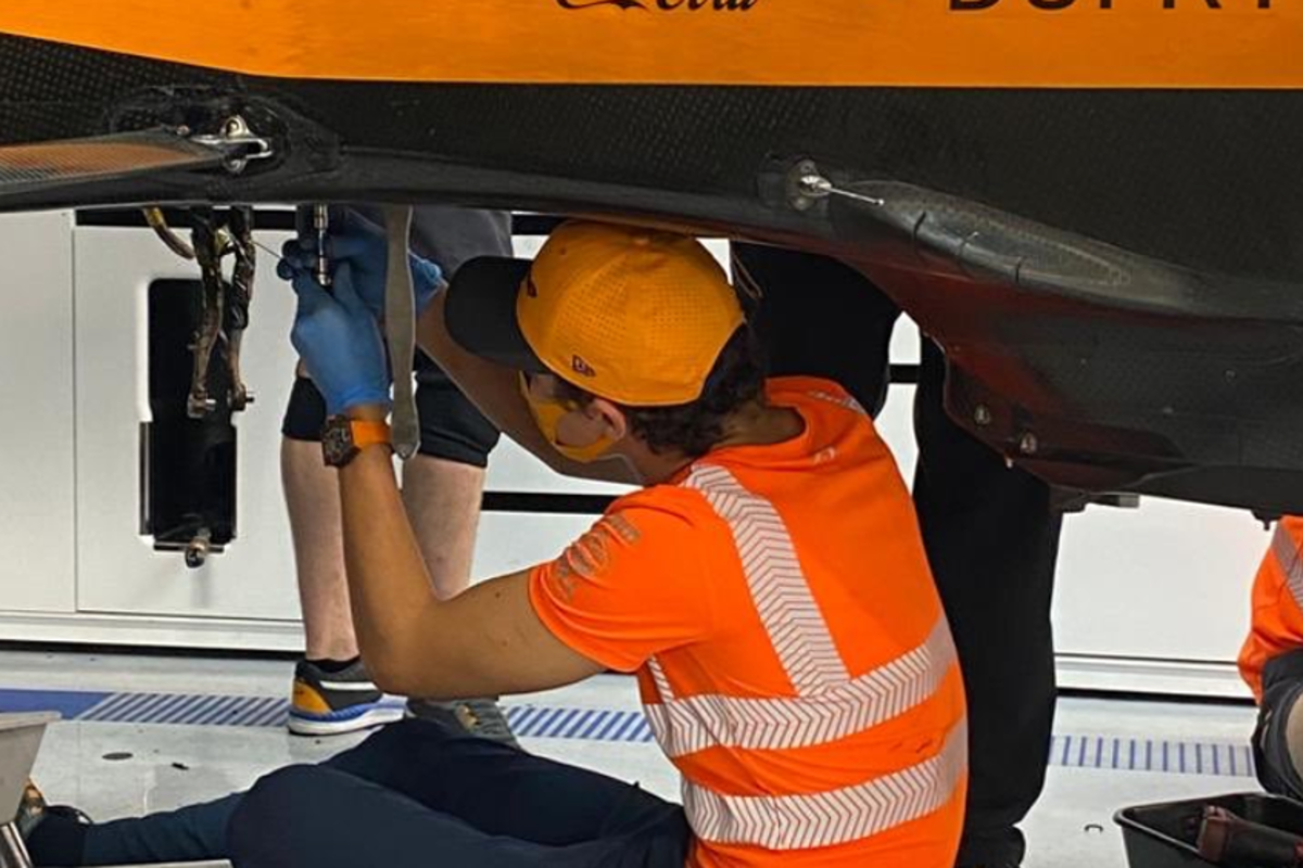 FOTO: Norris neemt heft in eigen hand, sleutelt zelf aan McLaren-auto