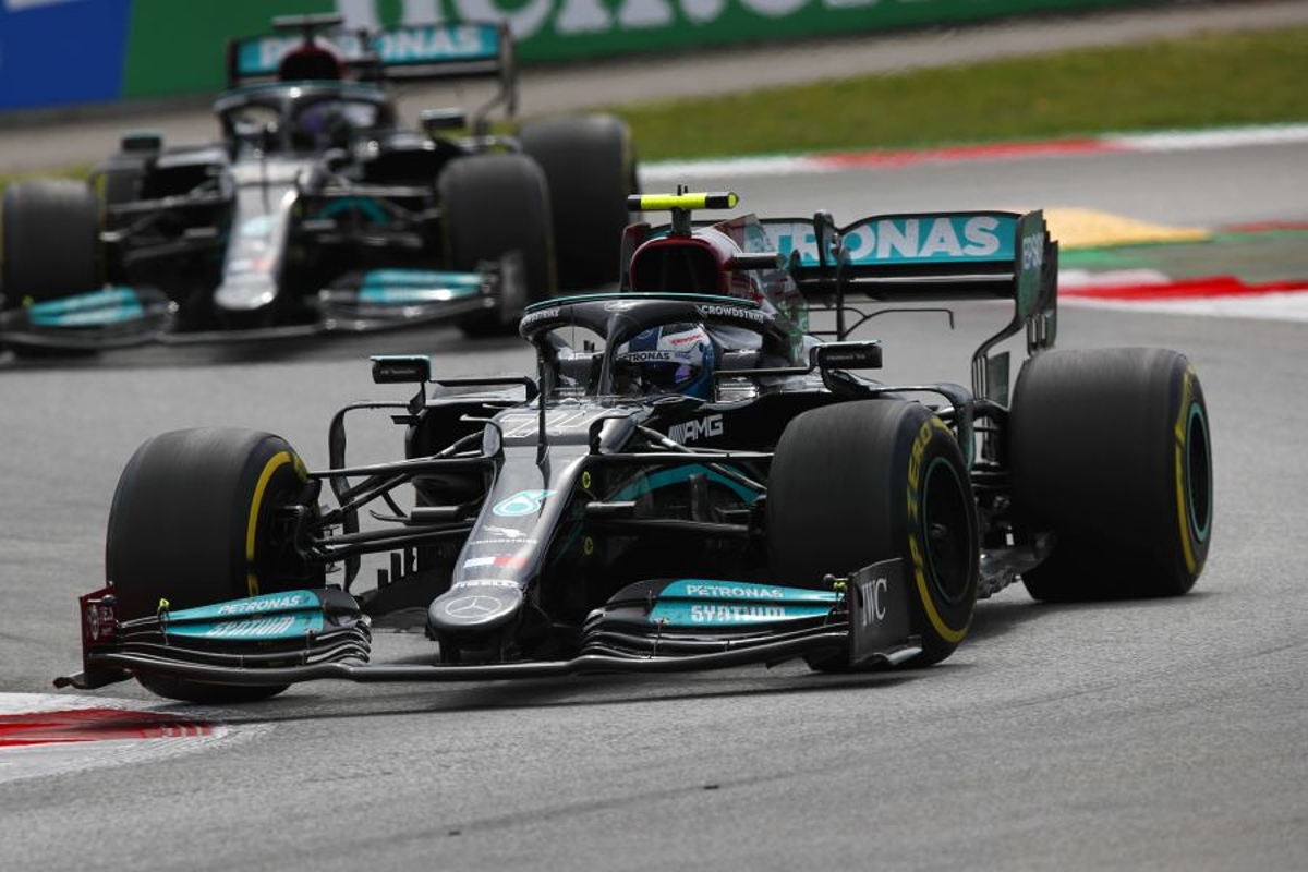 Hamilton niet op de hoogte van teamorder: 'Dacht dat ik met Bottas aan het racen was'