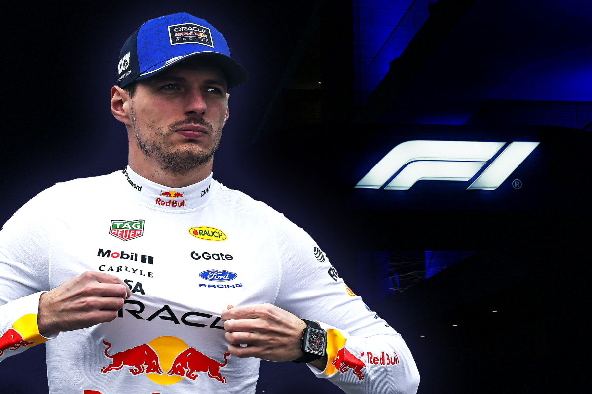 Max Verstappen in front of F1-logo