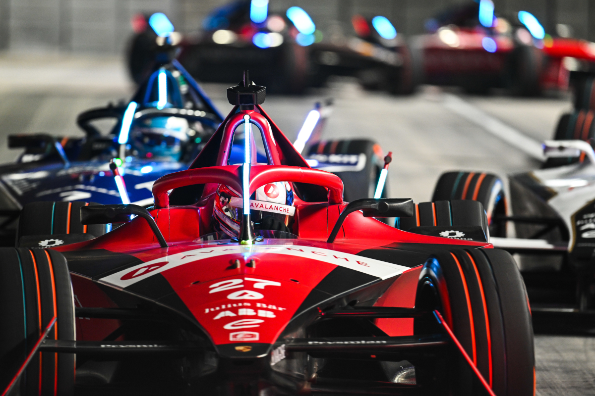 London E-Prix: Dennis pakt wereldtitel Formule E na chaotische race vol rode vlaggen