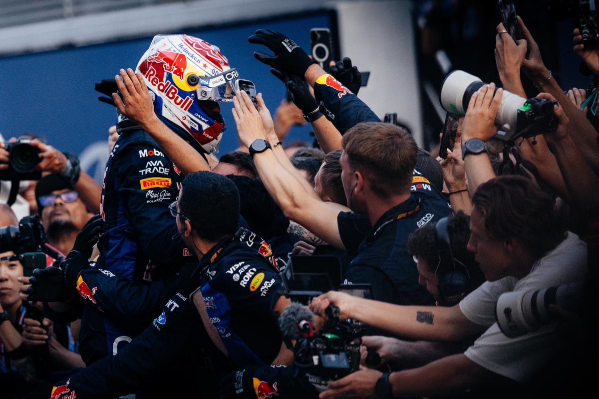 Max Verstappen and the Red Bull-crew