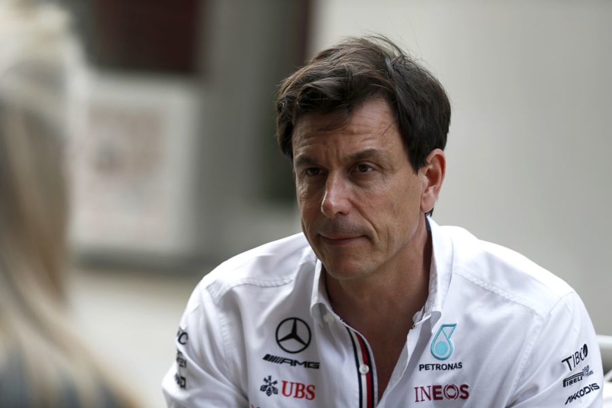 Wolff over porpoising: "Achter gesloten deuren praten Leclerc en Verstappen er wel over"