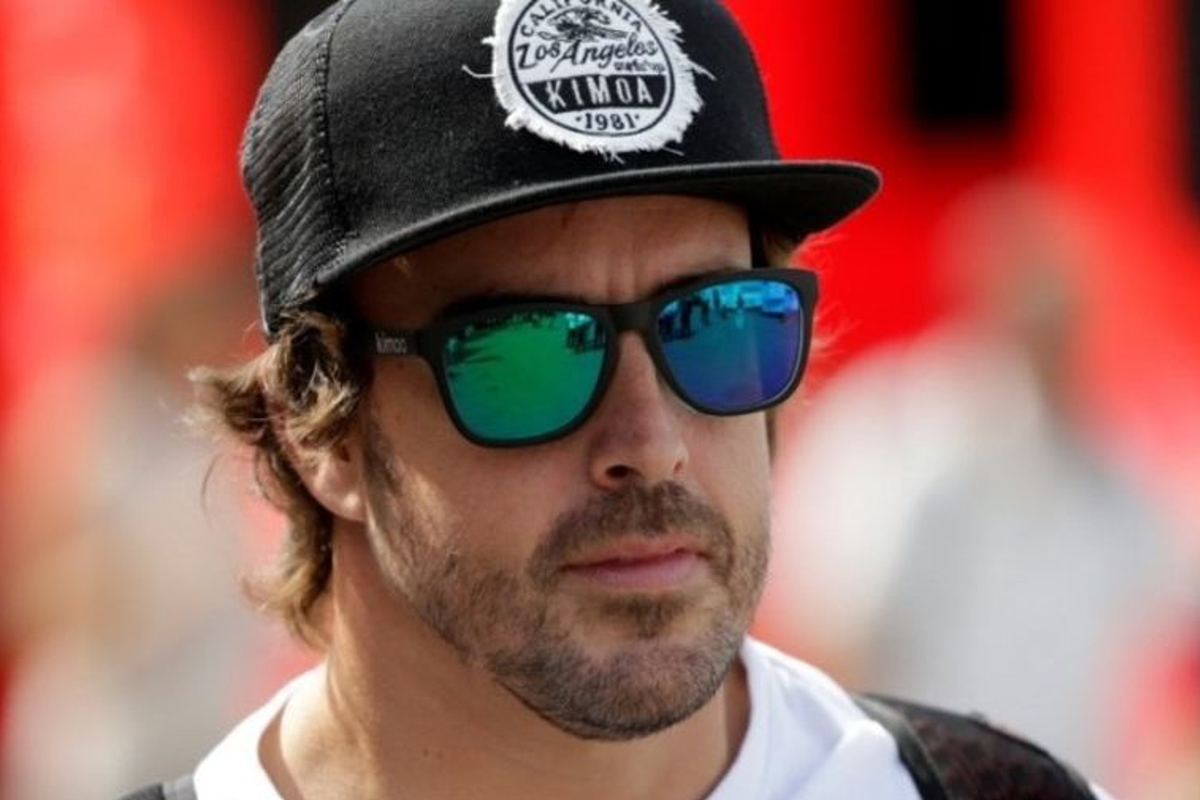 FOTO: Alonso rijdt in VS met Indy 500-helm!