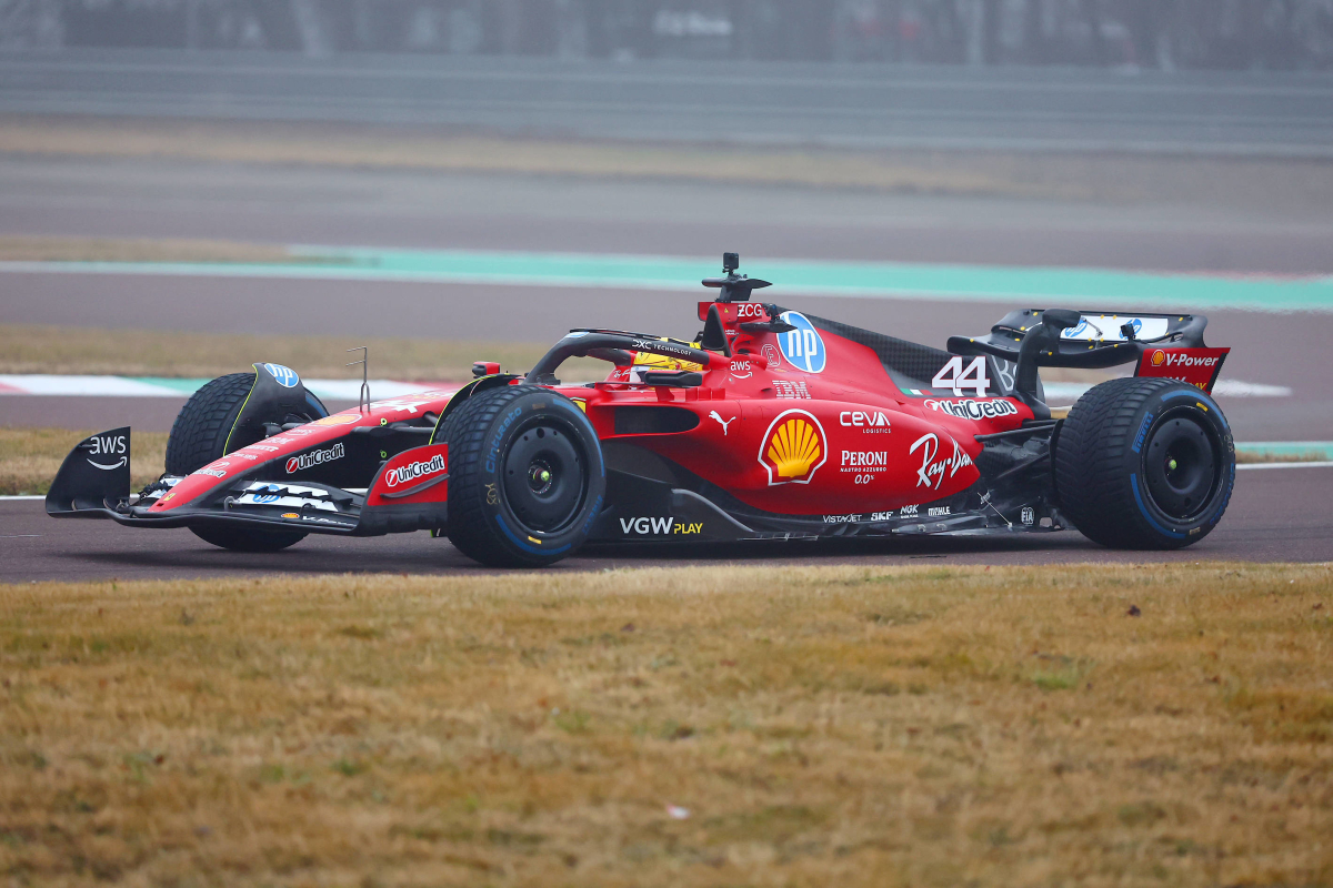 Hordes fans stromen Maranello binnen en zien eerste kilometers Hamilton in F1-75