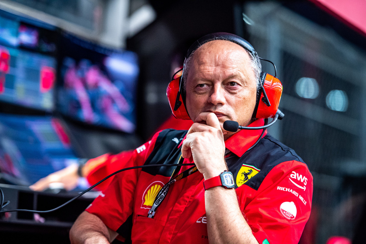 Ferrari pide disculpas a Charles Leclerc