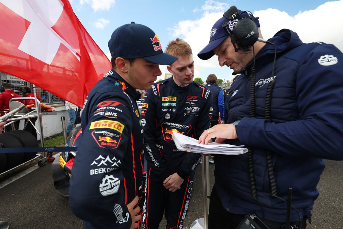 Frustratie bij Vermeulen ondanks klassezege in Verstappen-Ferrari: "Dit mag niet het thema worden"