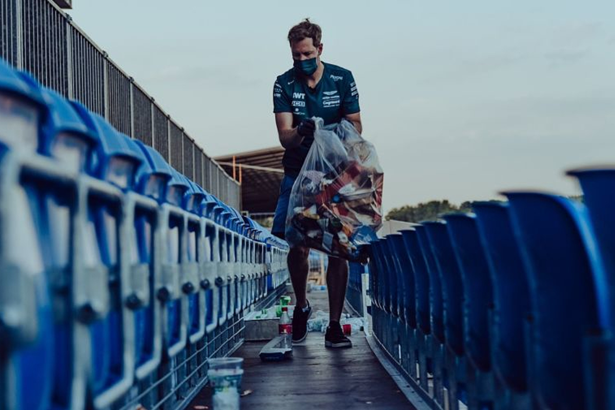 IN BEELD: Vettel helpt na afloop race met opruimen op Silverstone