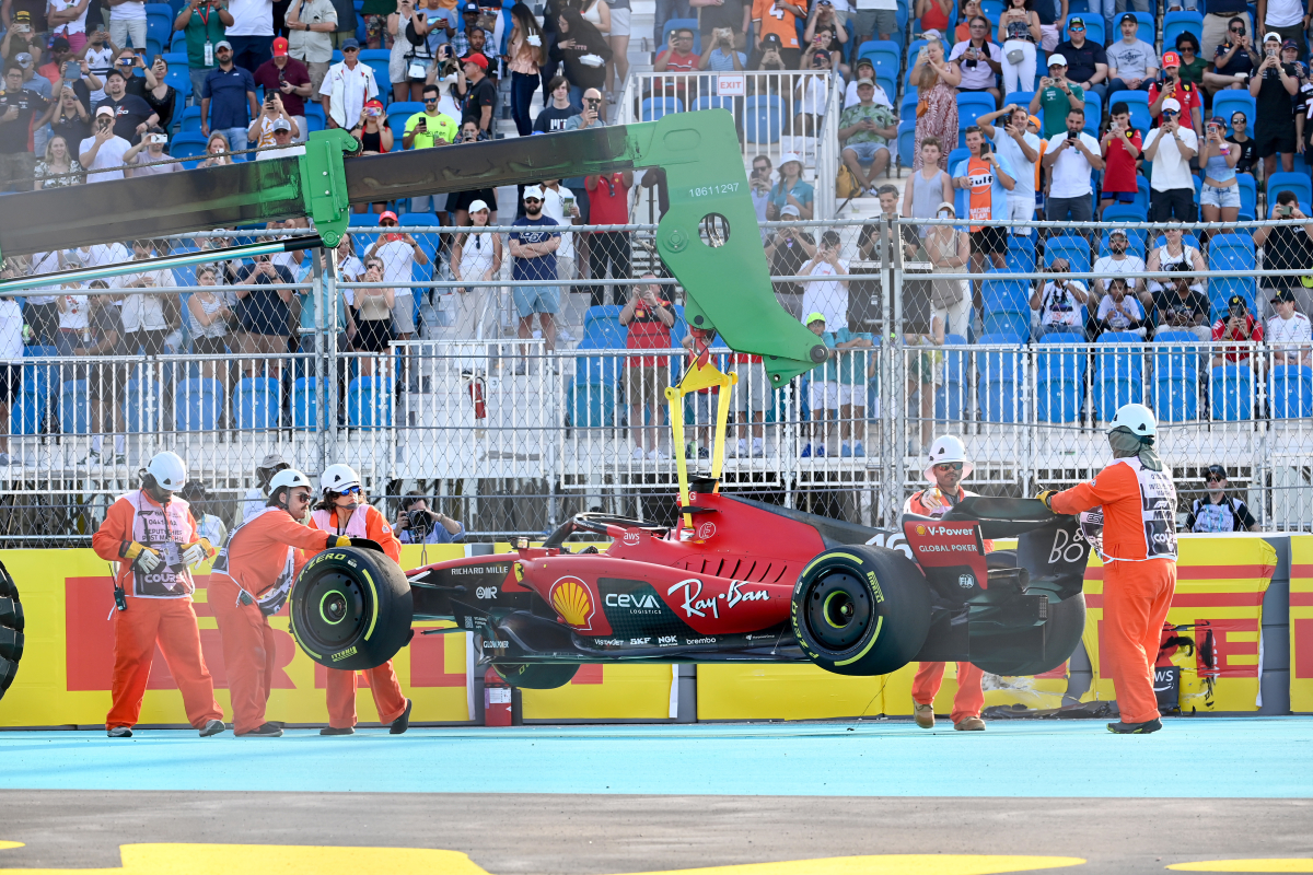 Vrachtwagen met gecrashte auto Leclerc verstoort F1-supportklasse in Miami