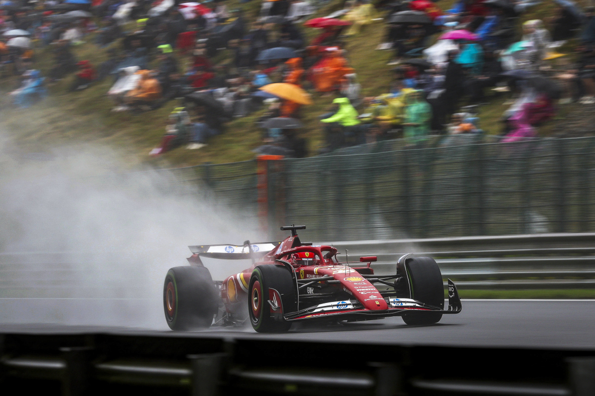 Verstappen ruim het snelst in regen, pole in België vanwege motorstraf naar Leclerc