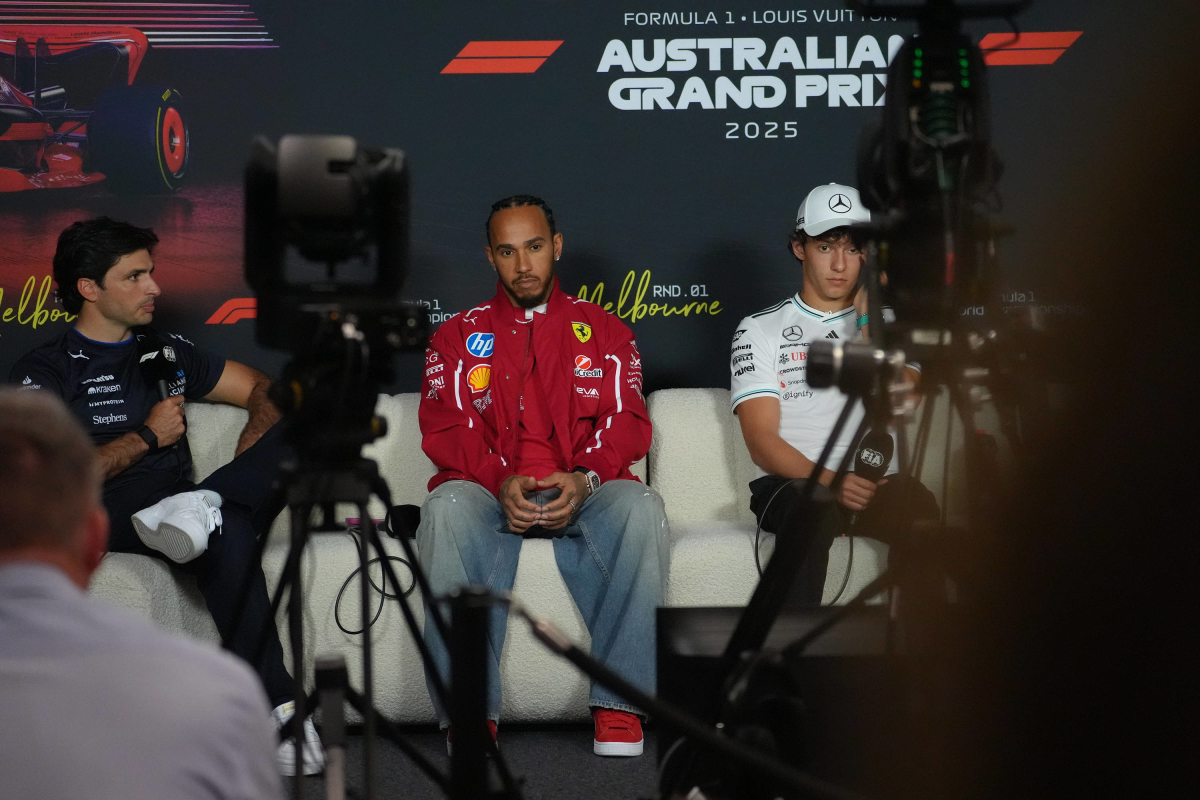 Sainz dolt met Hamilton op persconferentie: "Jij hebt niet gewonnen"