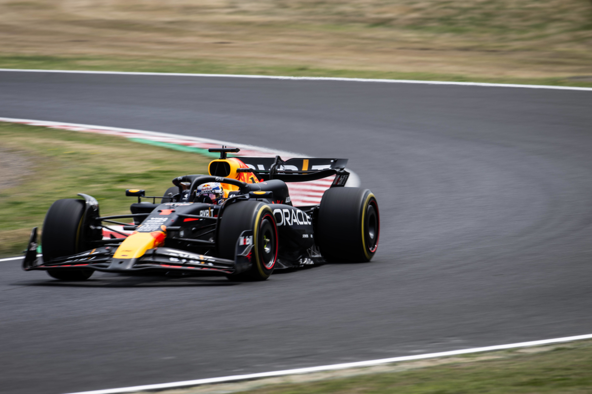 Verstappen slaat aanval van sterke Pérez af en pakt pole position in Japan