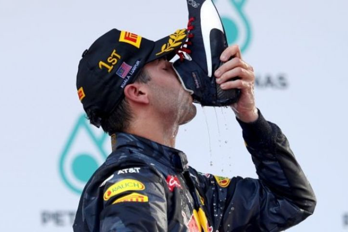 Hamilton weigert mee te doen met 'shoey-trend' van Ricciardo