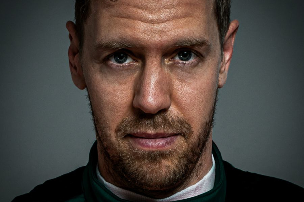 Sebastian Vettel toont kraag van nieuw racepak aan het grote publiek | Social Wall