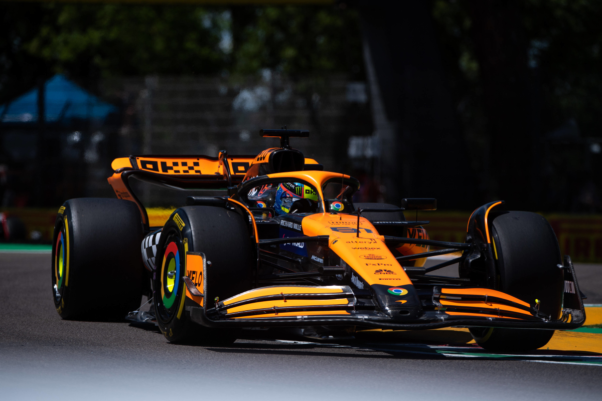 McLaren deelt tik uit in chaotische derde training, Verstappen niet verder dan P6
