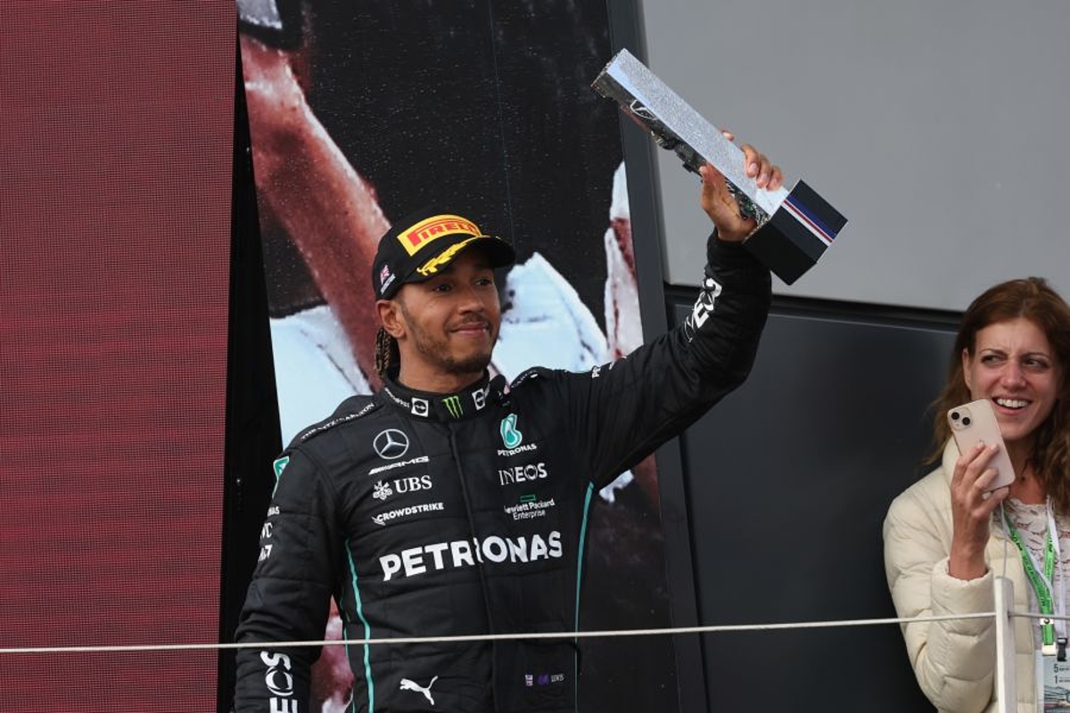 Hamilton wijst naar Russell: "Of ik er nu wel of niet ben, hij zal dit team naar succes leiden"