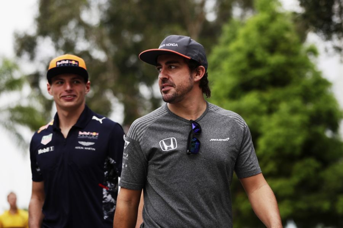 Alonso geniet van Verstappen-fans: 'Kijk er met heel veel bewondering naar'