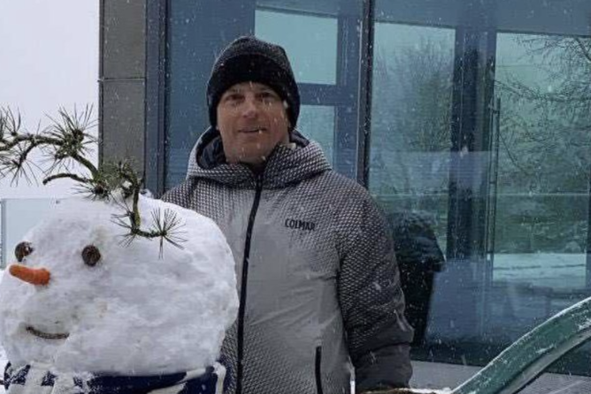 'The Iceman' laat vol trots zijn zelfgemaakte sneeuwpop zien