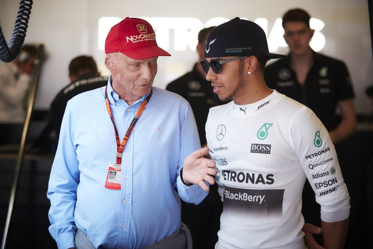 Hamilton over Lauda: "Zijn grootste gebaar was als hij zijn pet af deed"