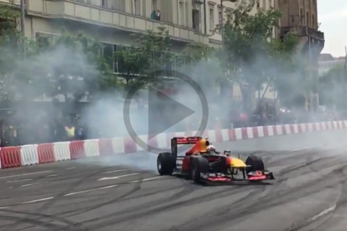 VIDEO: Red Bull en Mercedes tonen skills in straten Budapest