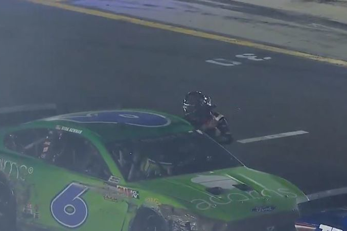 Video Clint Bowyer Ryan Newman Brawl In Pit Lane After Nascar All Star Race