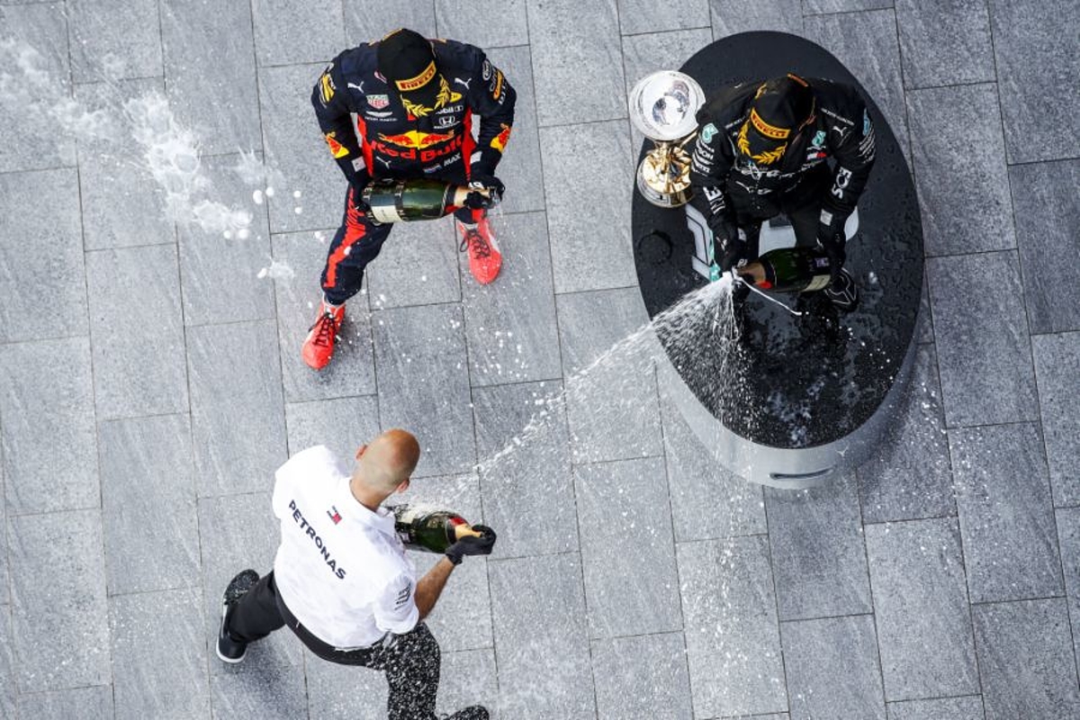 Verstappen over podium met Mercedes-duo: "Voel me vijfde wiel aan de wagen"