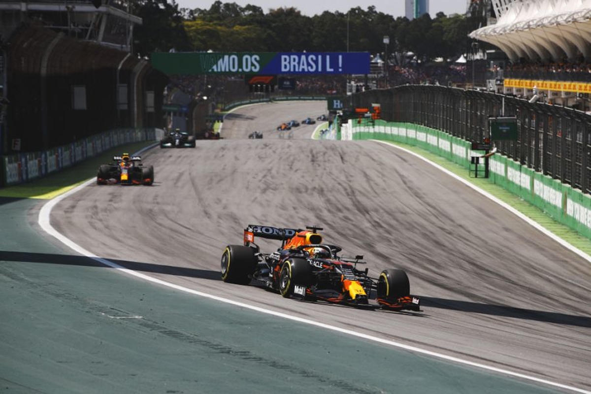 Pérez zet vraagtekens bij snelheid Mercedes: 'Weet niet wat ze op de rechte stukken doen'