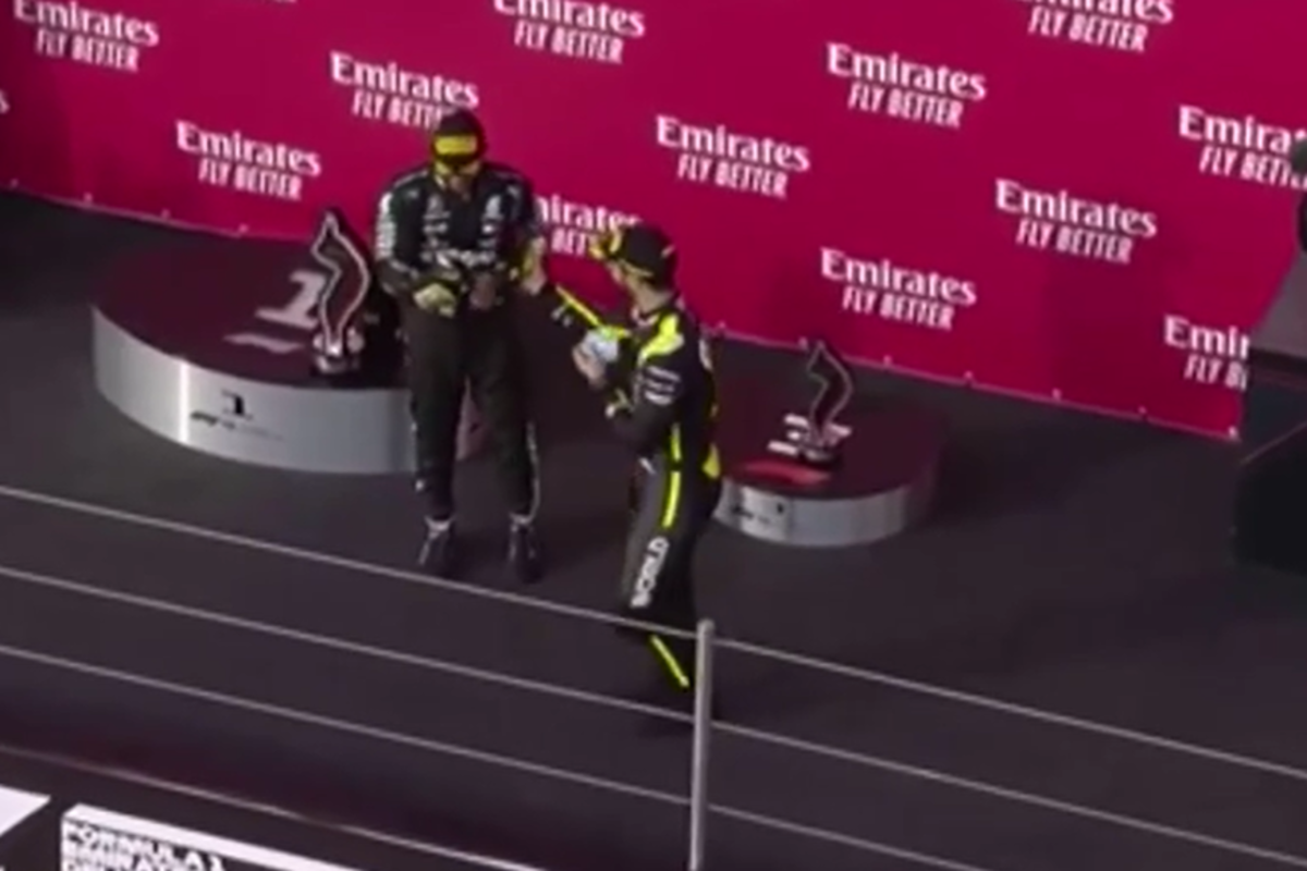 VIDEO: Ricciardo en Hamilton doen gezamenlijke 'Shoey' op podium