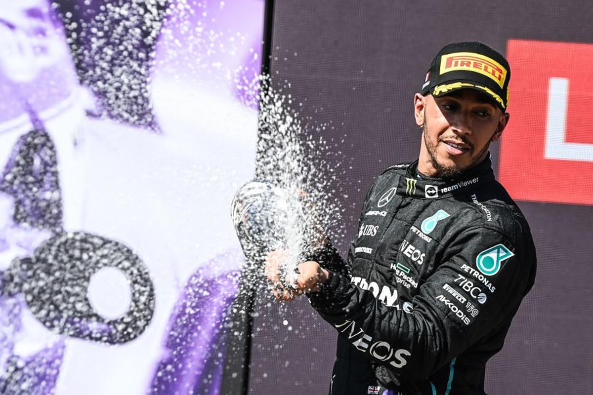 Hamilton reageert lachend op woorden Wolff: "Ik heb nog genoeg benzine in de tank"