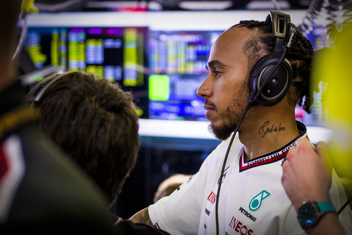 Hamilton gevraagd naar Sainz als zijn opvolger bij Mercedes: 'Nee, zou voor deze coureur gaan'