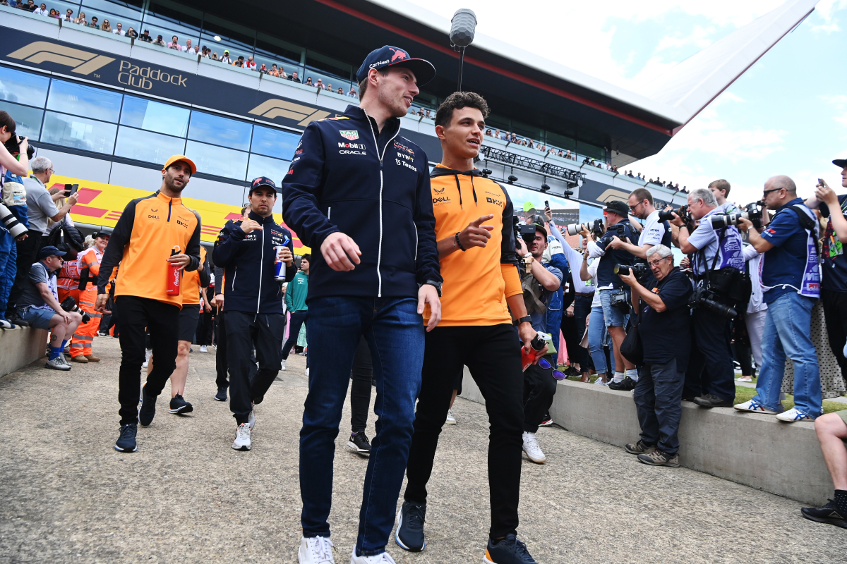 Lando Norris vermaakt zich met Red Bull-jetski tijdens vrij weekend