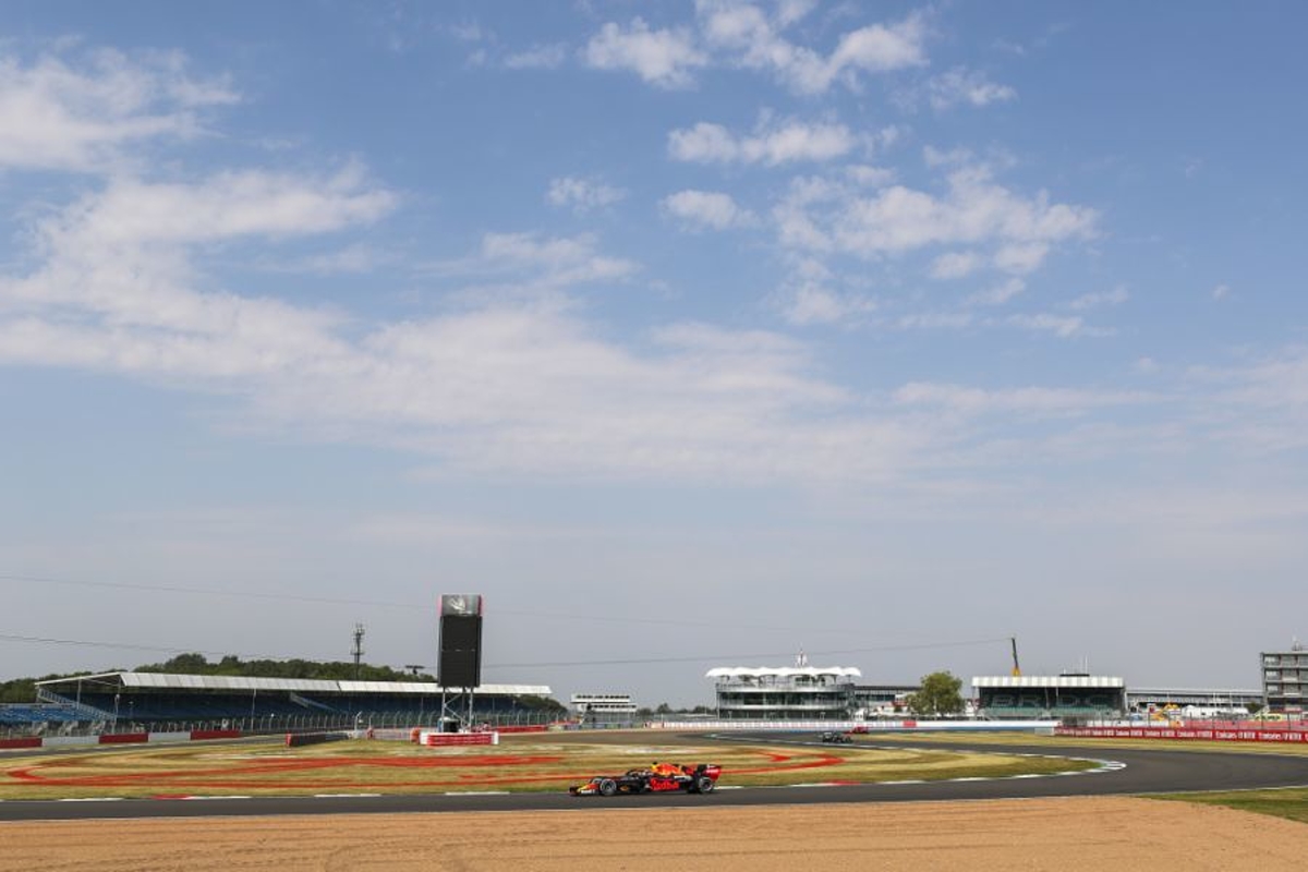 Eerste vrije training Britse GP: Verstappen deelt flinke dreun uit aan Hamilton