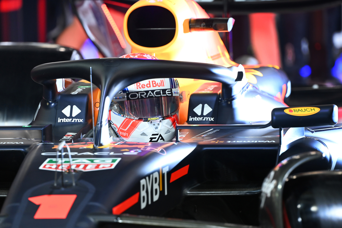 Red Bull van Verstappen lekt vloeistof tijdens opwarmronde GP Saoedi-Arabië