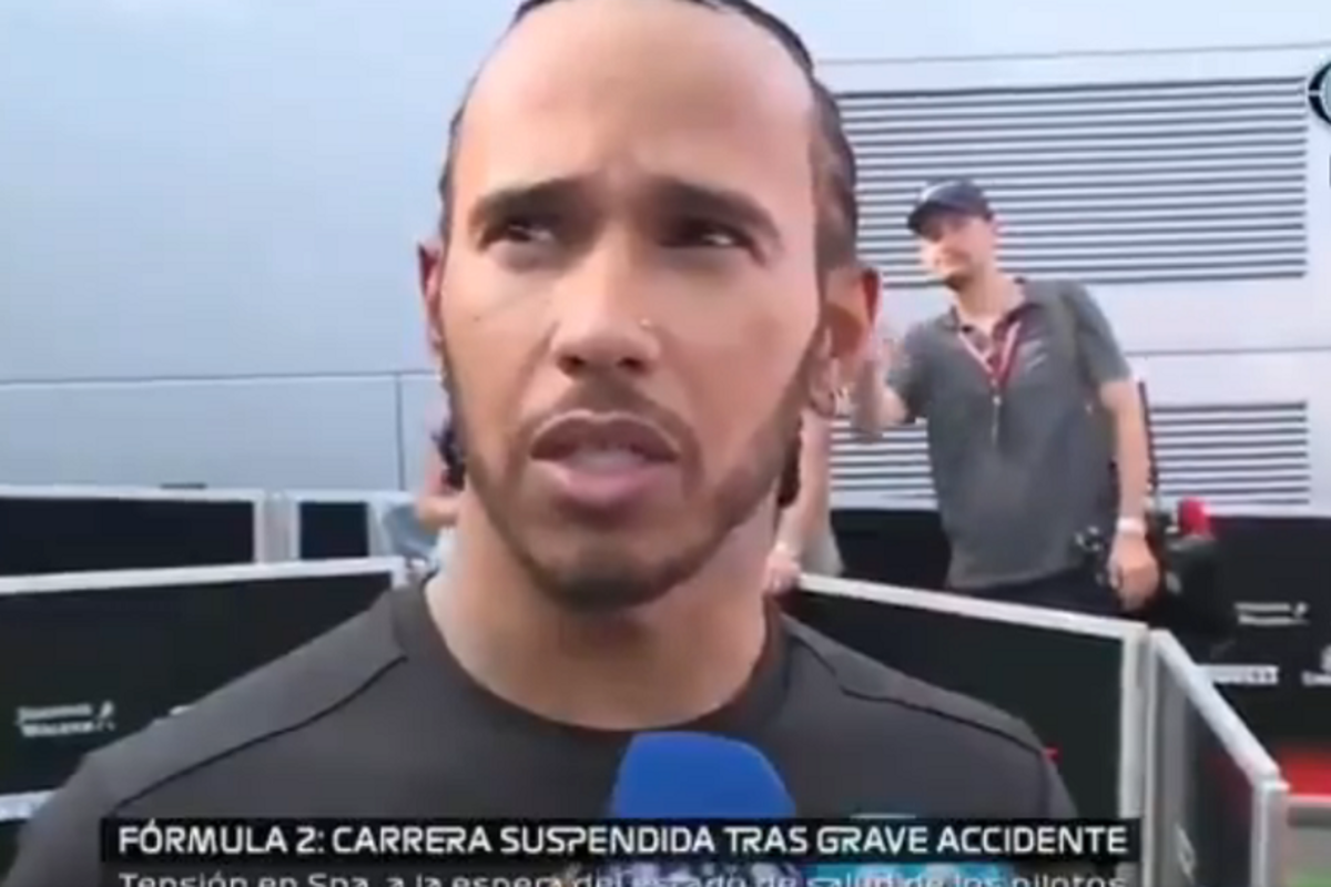 VIDEO: Hamilton ziet horrorcrash in F2 live gebeuren en reageert