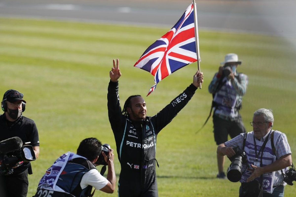 Hamilton over uitgebreid juichen op Silverstone: "Ik ga mijn emoties niet verbergen"