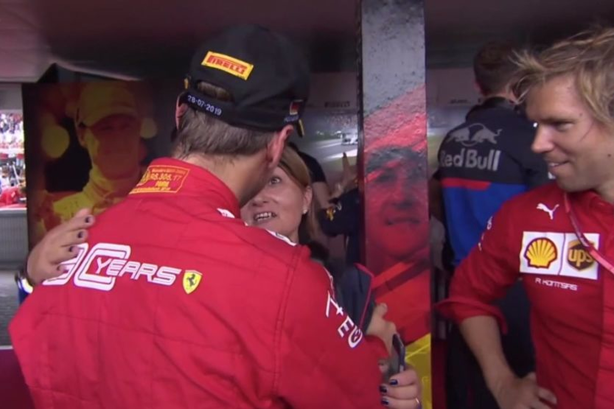 VIDEO: Prachtige ontmoeting tussen Vettel en persdame van Toro Rosso