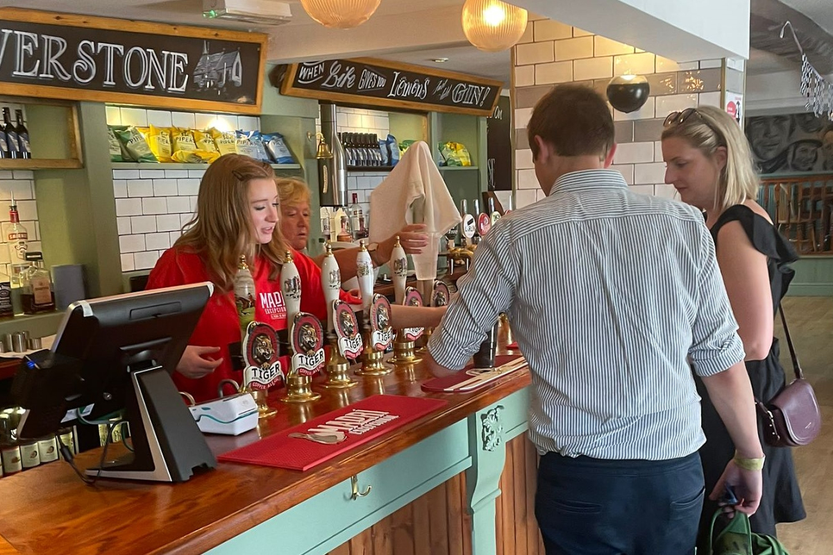 De horeca op Silverstone: hoe zijn de prijzen voor een biertje of een pizza?