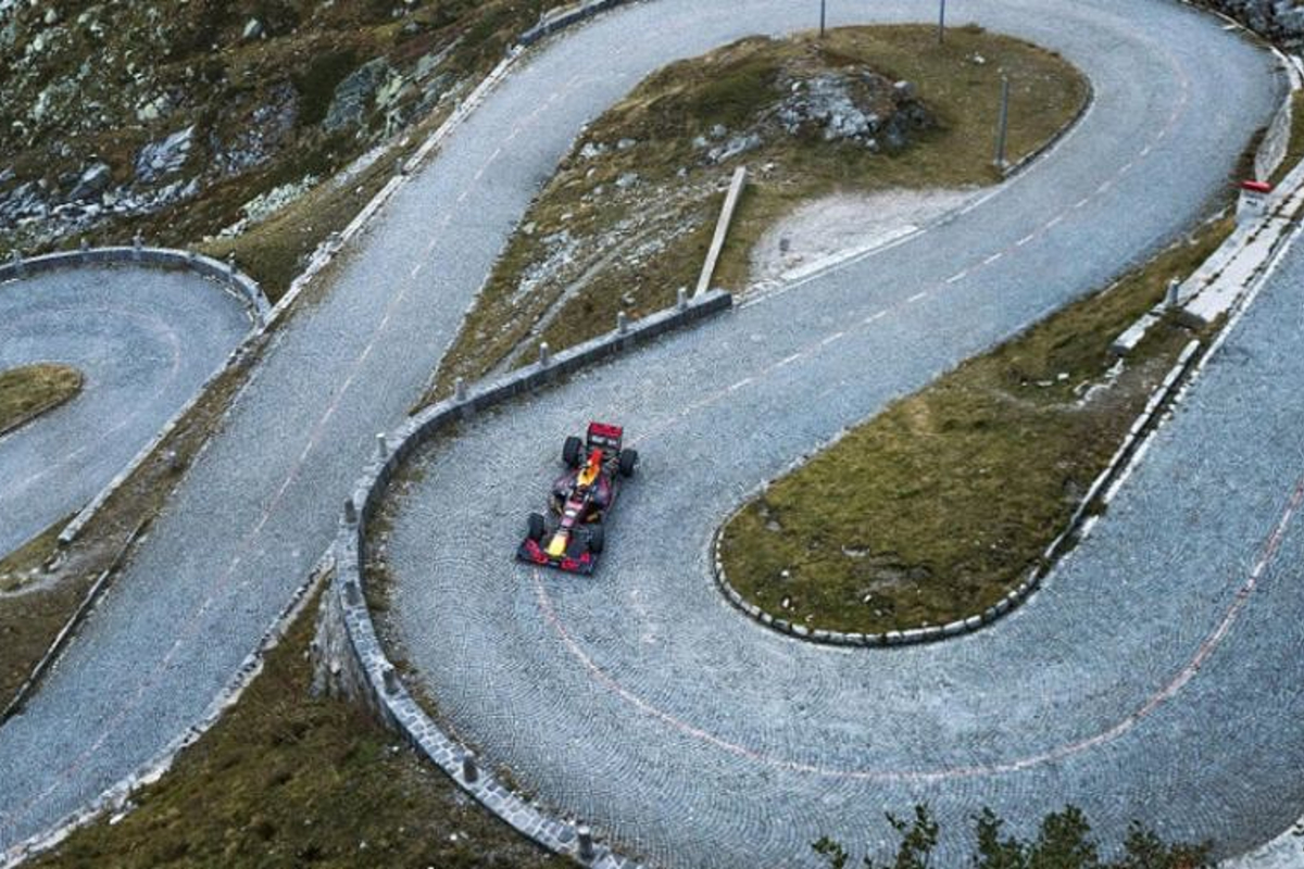 VIDEO: Red Bull's RB8 raast door de Zwitserse Alpen!
