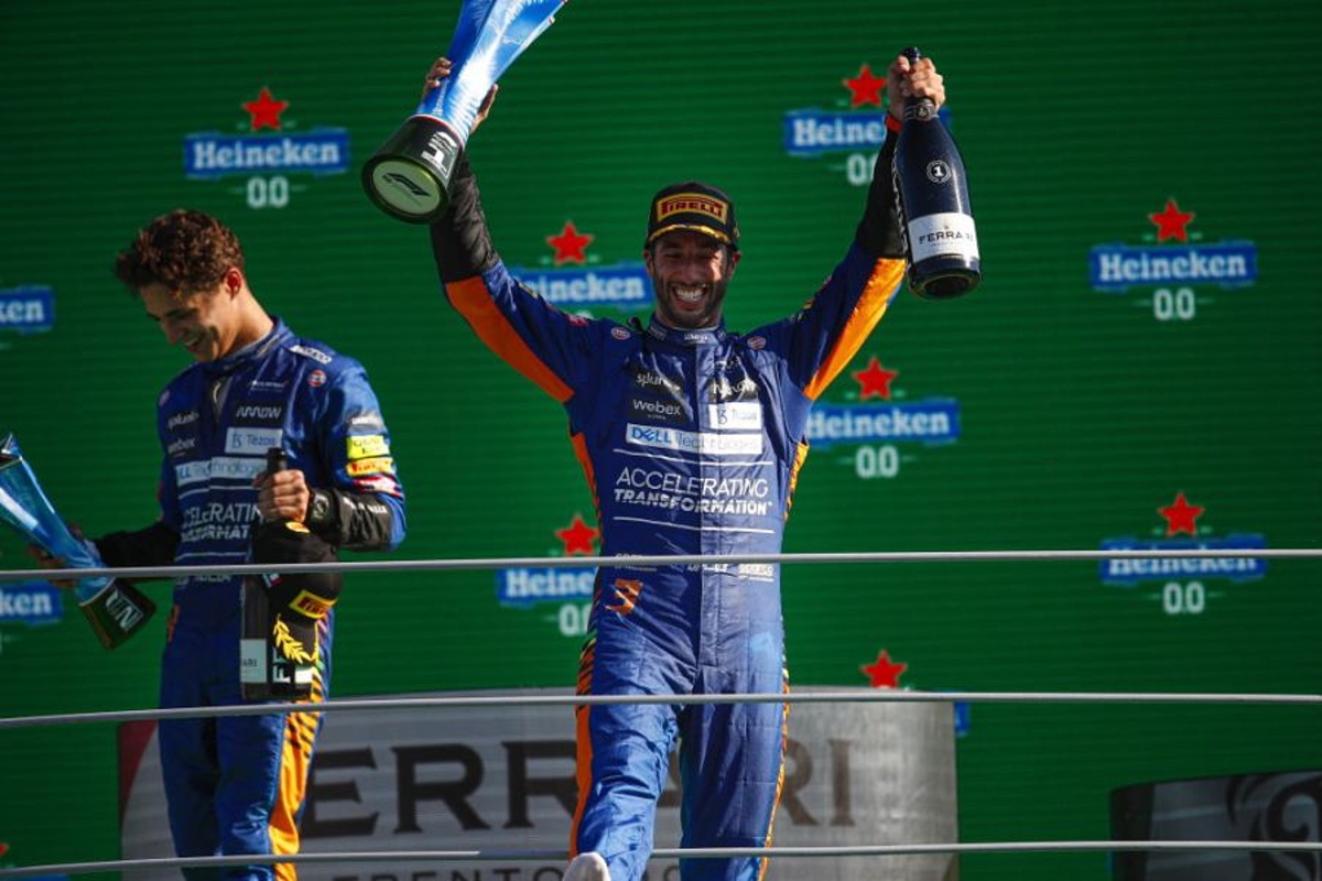 Ricciardo geeft beker mooie plek: 'Surrealistisch om hem naast die van Senna te zien'