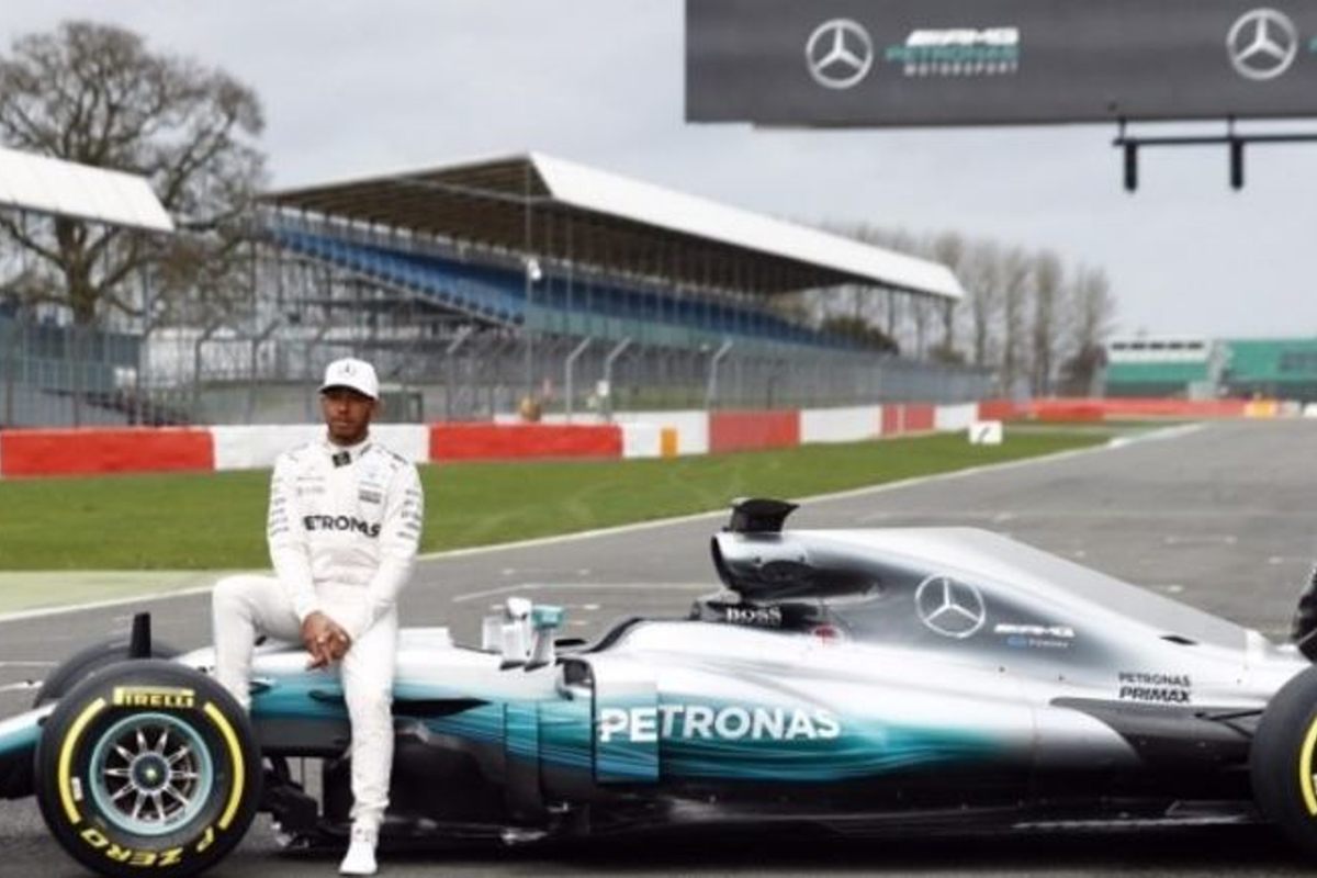 VIDEO: Lewis Hamilton test W08 op circuit Silverstone