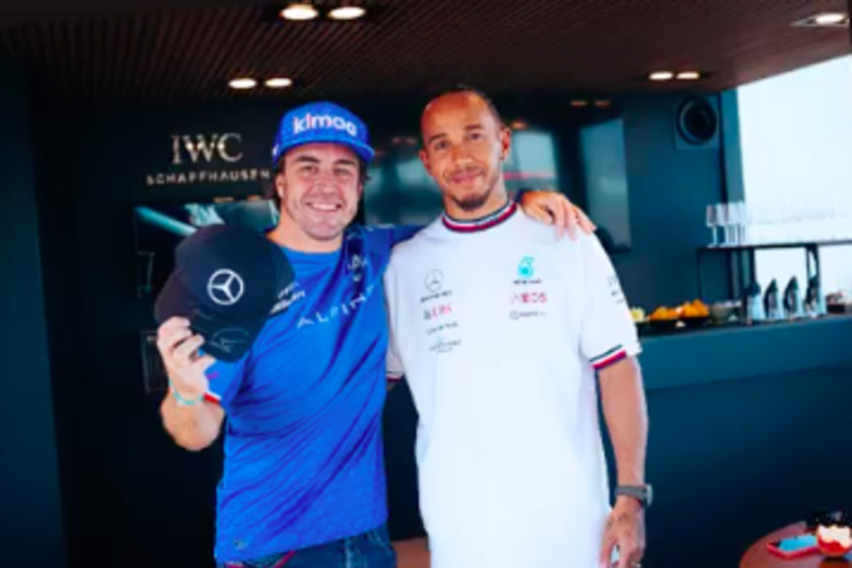 Hamilton se moque d'Alonso avec une casquette Mercedes signée.