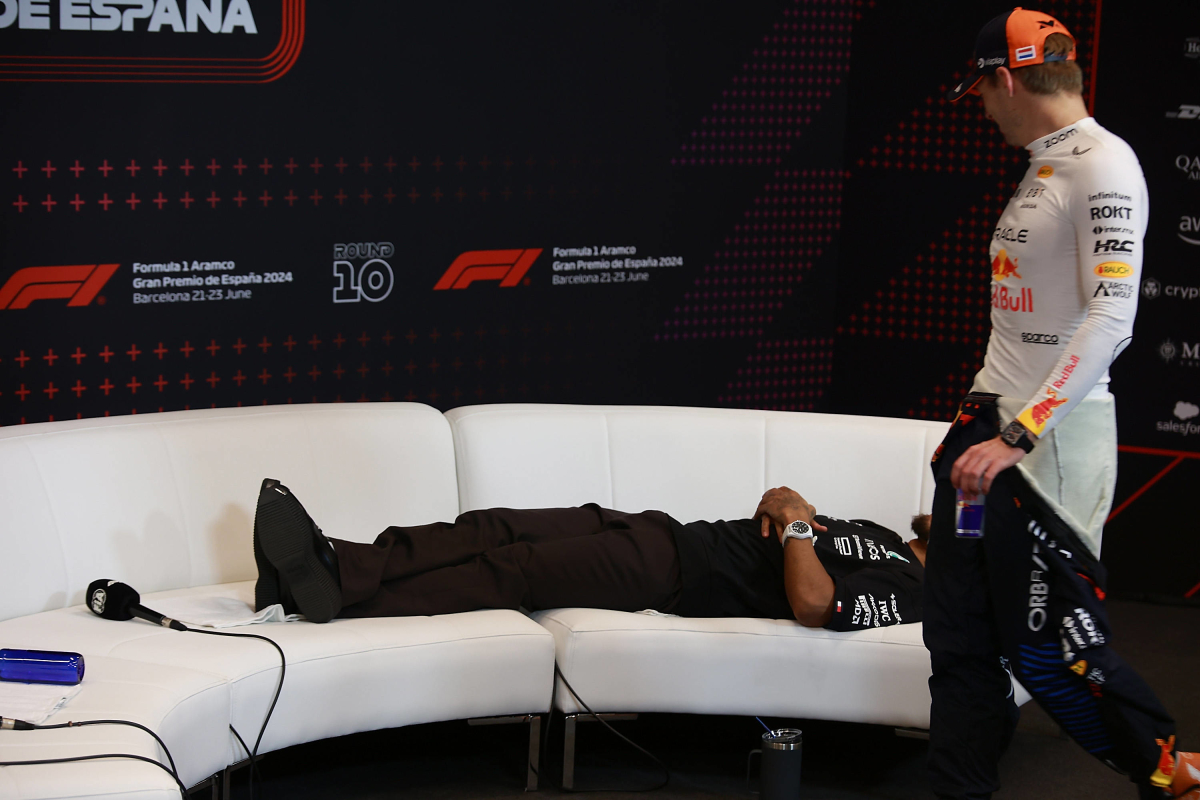 Hamilton 'doet een dutje' tijdens persconferentie, Verstappen: "Hij wordt duidelijk oud"