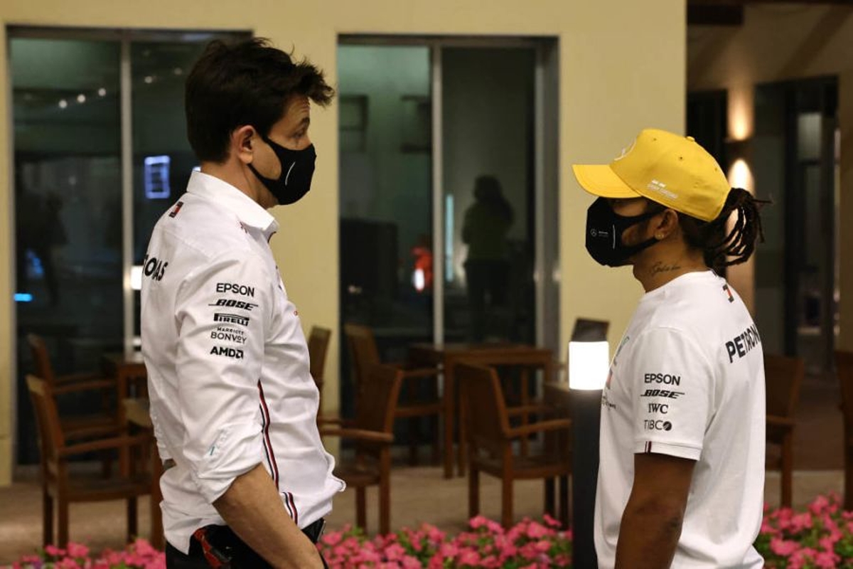 Hamilton "distancing himself" from 'bad loser' Wolff - Villeneuve