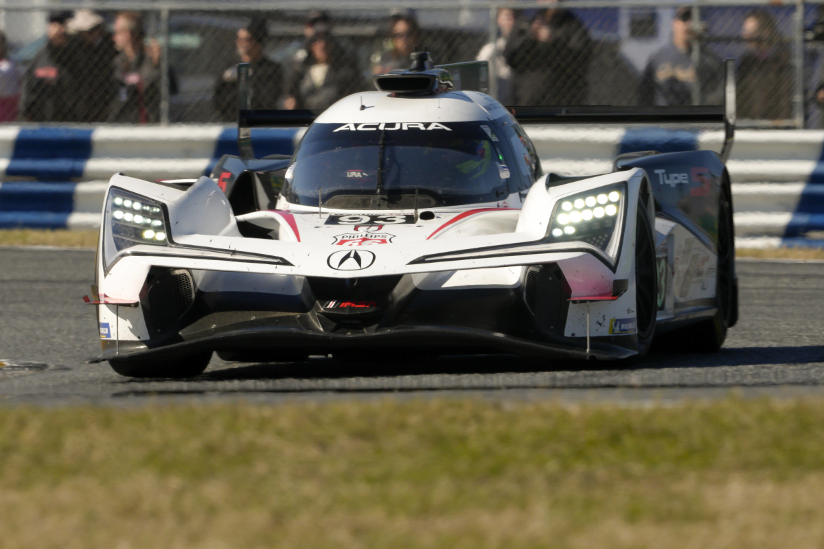 Stevige crash in het donker tijdens 24 uur Daytona, problemen Van der Zande