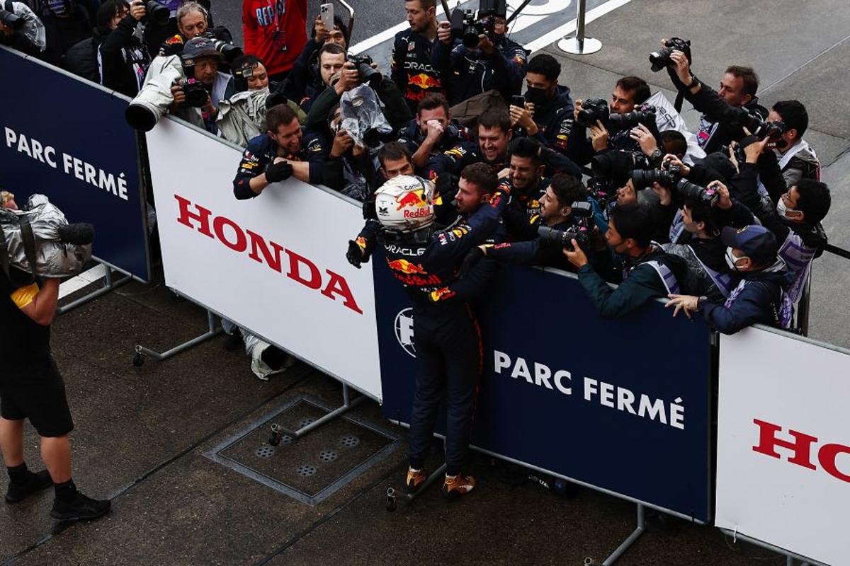 Max Verstappen pakt winst én titel na complete chaos in Japan