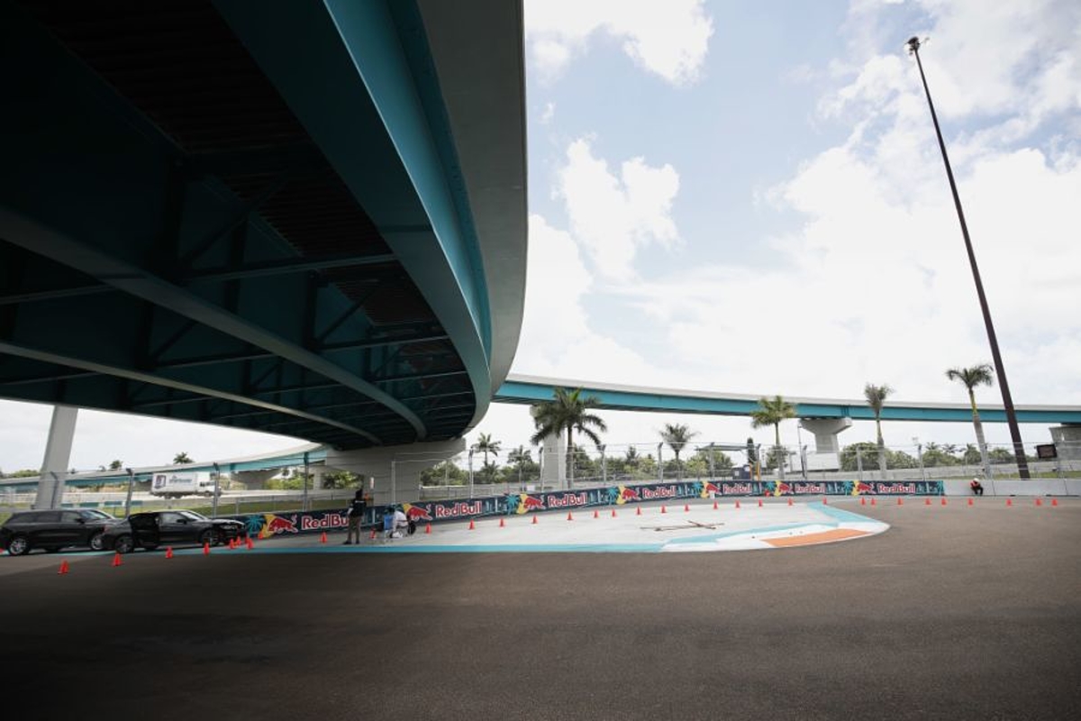Officials hebben reparatiewerkzaamheden op het circuit in Miami uitgevoerd