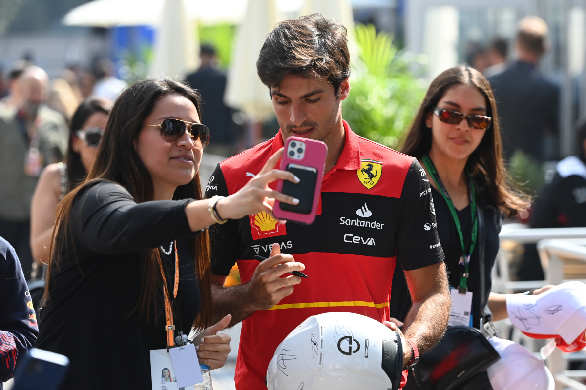 Fans de Sainz? ¡Ya disponible su camiseta oficial de Ferrari!