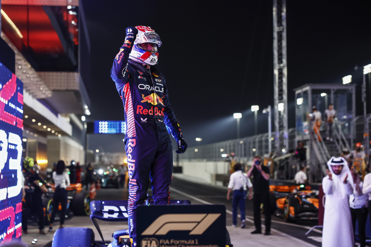 Verstappen ontvangt speciale helm na derde titel en viert feest met Red Bull