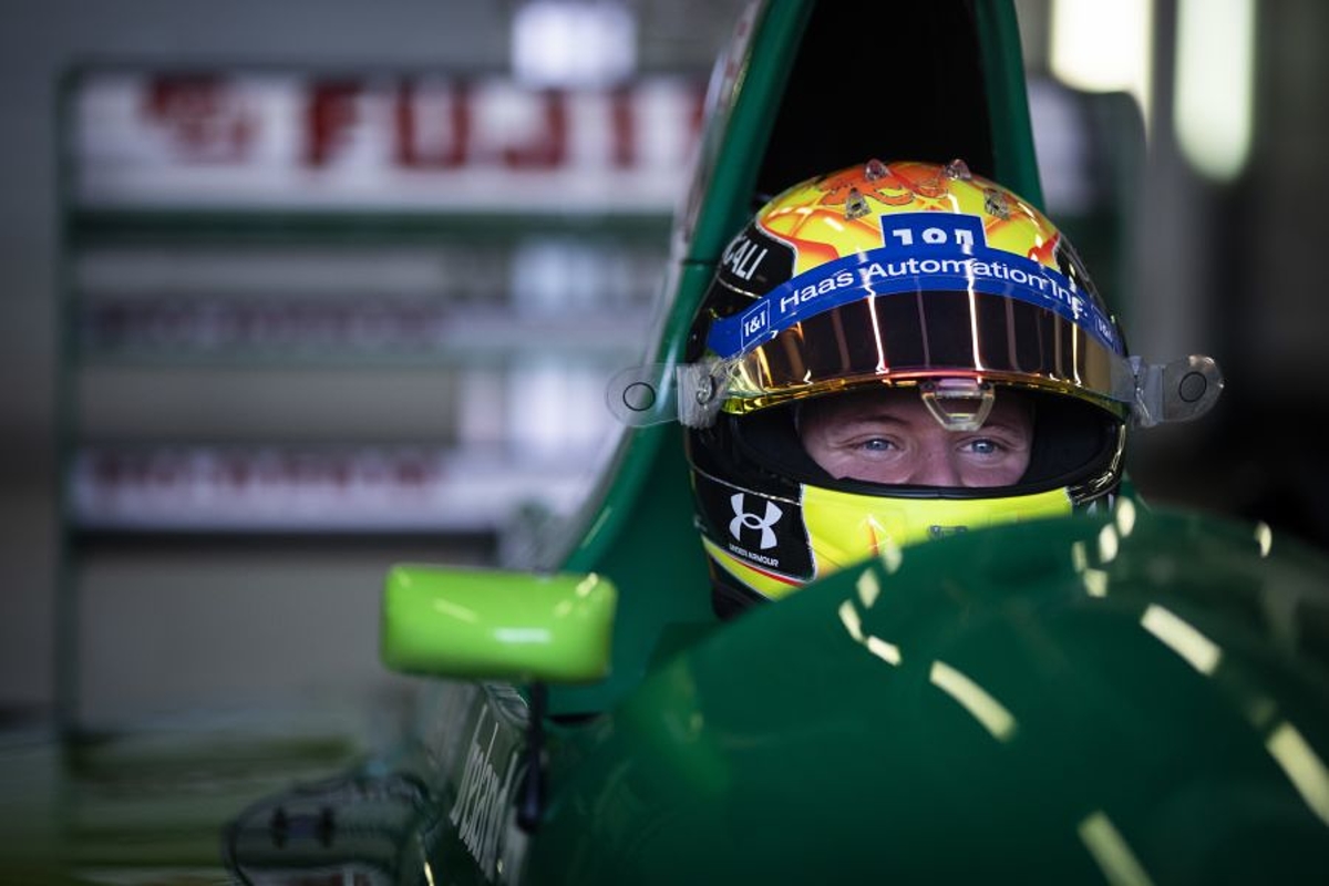 IN BEELD: Mick Schumacher stapt in auto waarmee vader Michael debuteerde