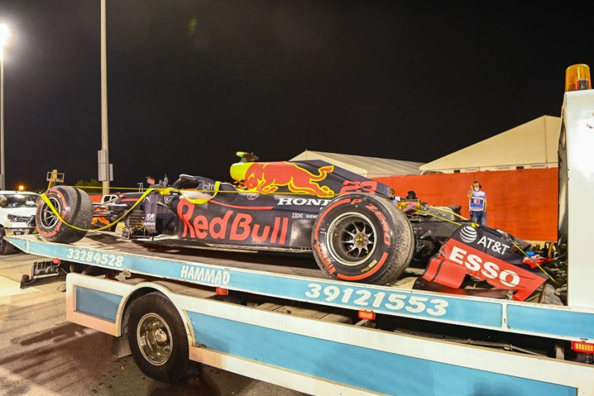Tweede vrije training Bahrein: Hamilton rijdt snelste tijd na enorme crash Albon